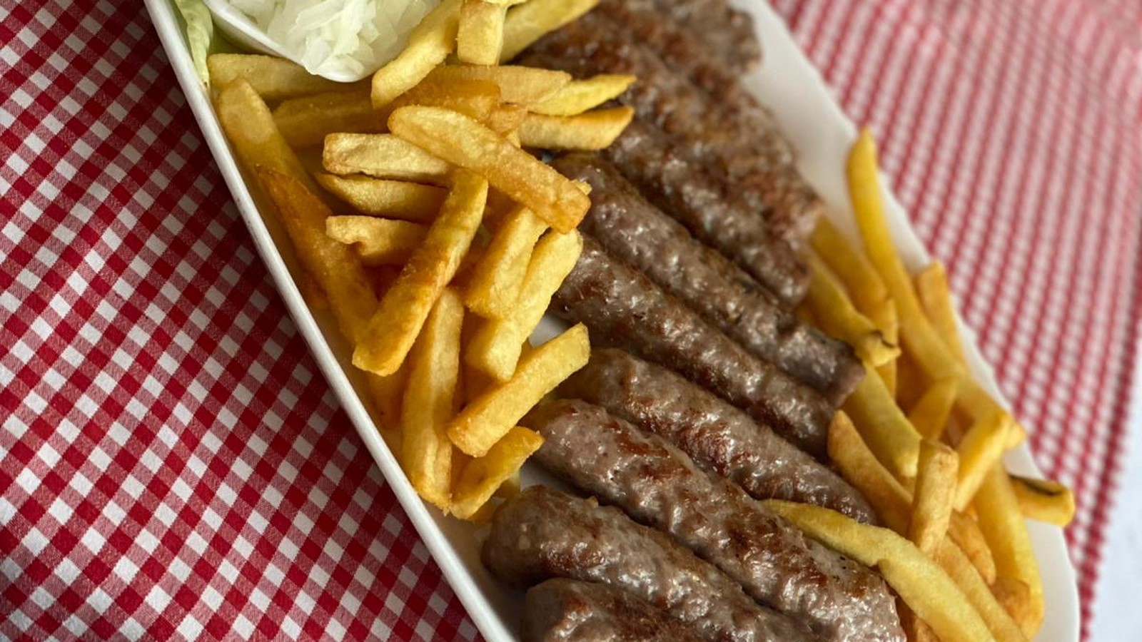 Ćevapi i pomfrit u restoranu Naša kafana AnBoTea